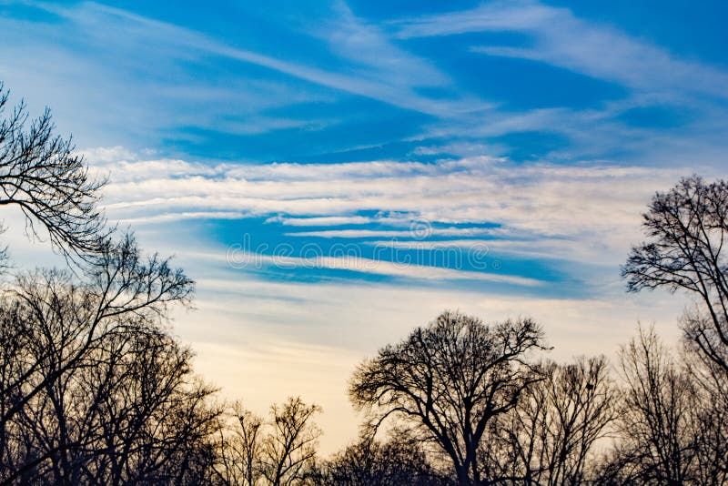 Gelaagde Wolken en Magische Zonsopgang stock foto's Gelaagde Wolken en Magische Zonsopgang stock foto's