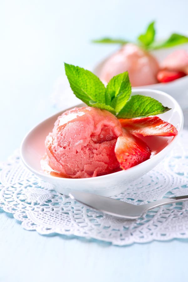 Gelado caseiro da morango foto de stock royalty free Gelado caseiro da morango foto de stock royalty free