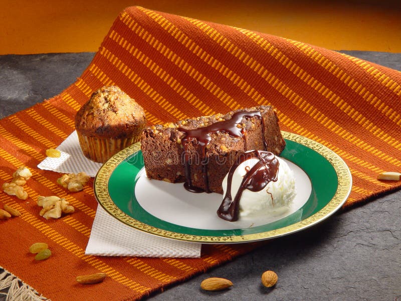 Gelado de convite Yummy de bolo de chocolate imagens de stock Gelado de convite Yummy de bolo de chocolate imagens de stock