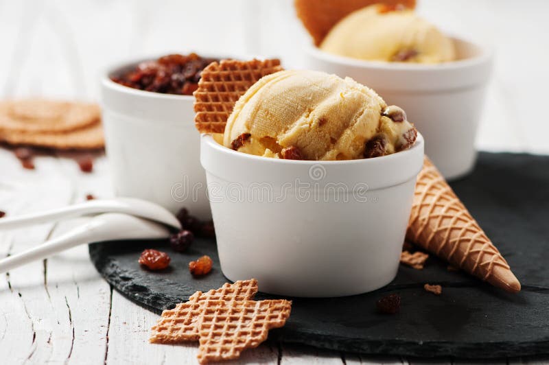 Gelado frio com passas imagens de stock Gelado frio com passas imagens de stock