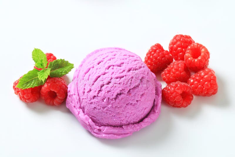 Gelado triplo de fruto de baga imagem de stock royalty free Gelado triplo de fruto de baga imagem de stock royalty free