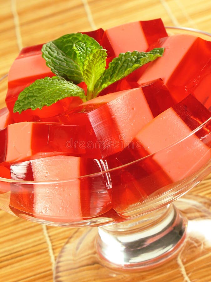 Gelatina roja y rosada imagen de archivo. Imagen de postre 7670073