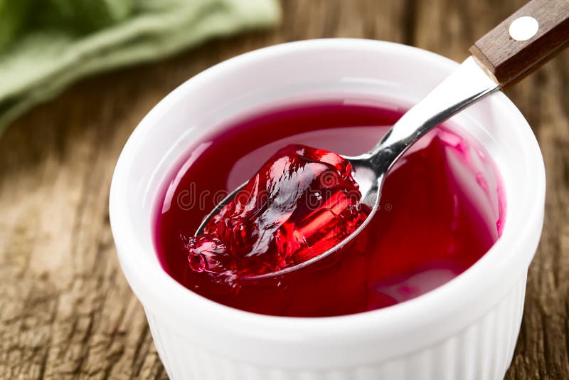 Gelatina rossa o Jello sul cucchiaio fotografia stock Gelatina rossa o Jello sul cucchiaio fotografia stock