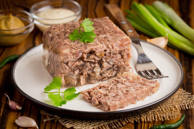 Gelatine con la carne, áspide de la carne de vaca, plato ruso tradicional, porción o foto de archivo libre de regalías Gelatine con la carne, áspide de la carne de vaca, plato ruso tradicional, porción o foto de archivo libre de regalías