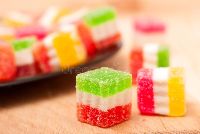 Gelatine el dulce, fruta del sabor, postre del caramelo colorido en el fondo de madera foto de archivo Gelatine el dulce, fruta del sabor, postre del caramelo colorido en el fondo de madera foto de archivo
