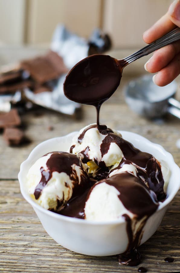 Gelato alla vaniglia in ciotola bianca con cioccolato immagini stock libere da diritti Gelato alla vaniglia in ciotola bianca con cioccolato immagini stock libere da diritti