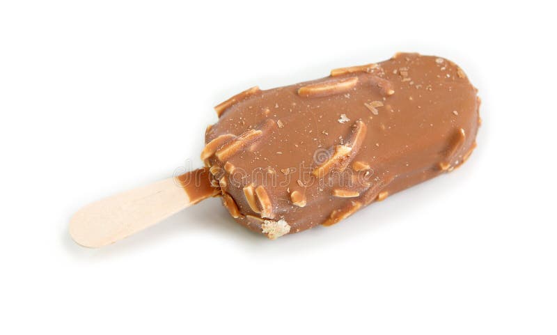 Gelato coperto di cioccolato e di mandorle su fondo bianco fotografie stock libere da diritti Gelato coperto di cioccolato e di mandorle su fondo bianco fotografie stock libere da diritti
