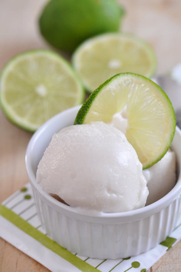 Gelato del limone fotografie stock libere da diritti Gelato del limone fotografie stock libere da diritti