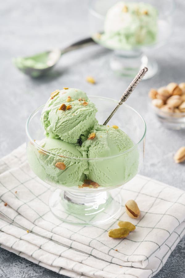 Gelato del pistacchio in una ciotola con i dadi tagliati immagine stock Gelato del pistacchio in una ciotola con i dadi tagliati immagine stock