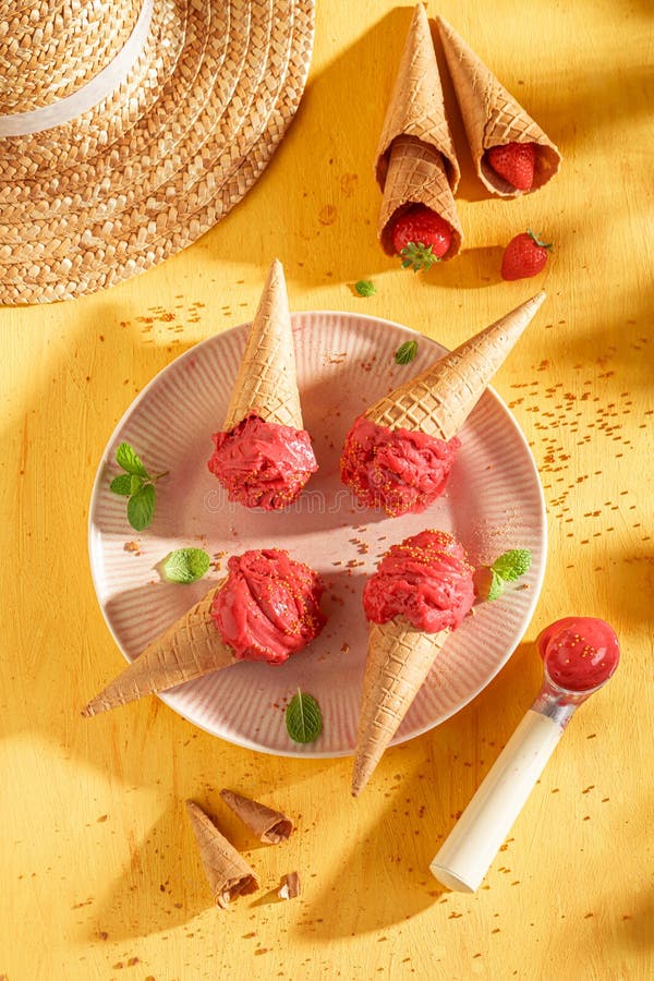 Gelato di fragole e delizioso gelato di fragola in un cono di waffé fotografie stock libere da diritti