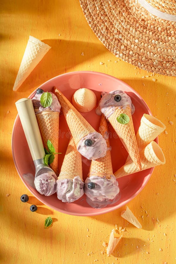 Gelato di gelati di mirtillo fresco e gustoso, di frutti di bosco fotografie stock libere da diritti