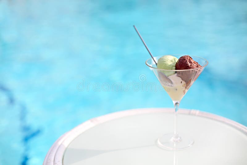Gelato lub lody w krystalicznym pucharze basenem fotografia royalty free Gelato lub lody w krystalicznym pucharze basenem fotografia royalty free