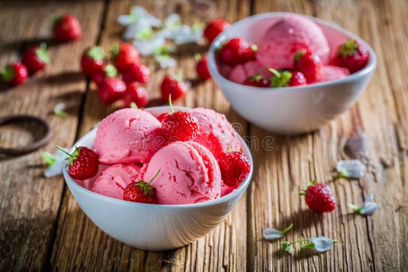 Gelato saporito con le fragole fatte della frutta fresca fotografia stock libera da diritti Gelato saporito con le fragole fatte della frutta fresca fotografia stock libera da diritti