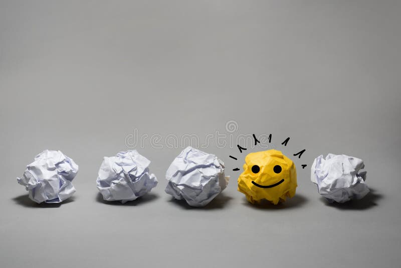 Gelb zerknitterter Papierball Geschäftskreativität, Führungskonzept
