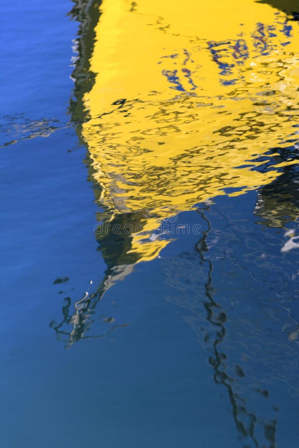 Gelbe Boots-Reflexion im blauen Wasser lizenzfreie stockfotos Gelbe Boots-Reflexion im blauen Wasser lizenzfreie stockfotos