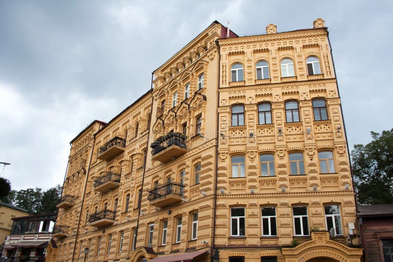 Gelbe Gebäudefassade herein in die Stadt stockfotos Gelbe Gebäudefassade herein in die Stadt stockfotos
