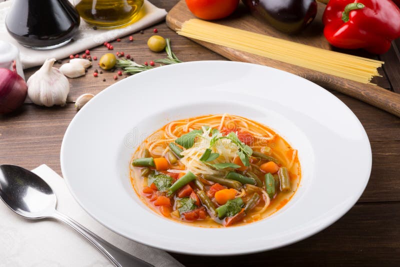 Gelbe italienische Minestrasuppe diente mit Lebensmittelinhaltsstoffen lizenzfreies stockbild Gelbe italienische Minestrasuppe diente mit Lebensmittelinhaltsstoffen lizenzfreies stockbild