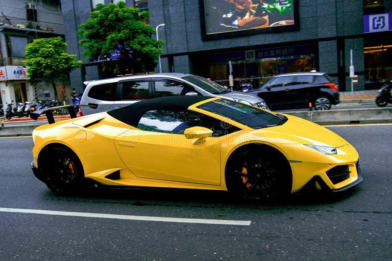 Gelbe Lamborghini-Schnellsportwagen in den Straßen von Taipei taiwan
