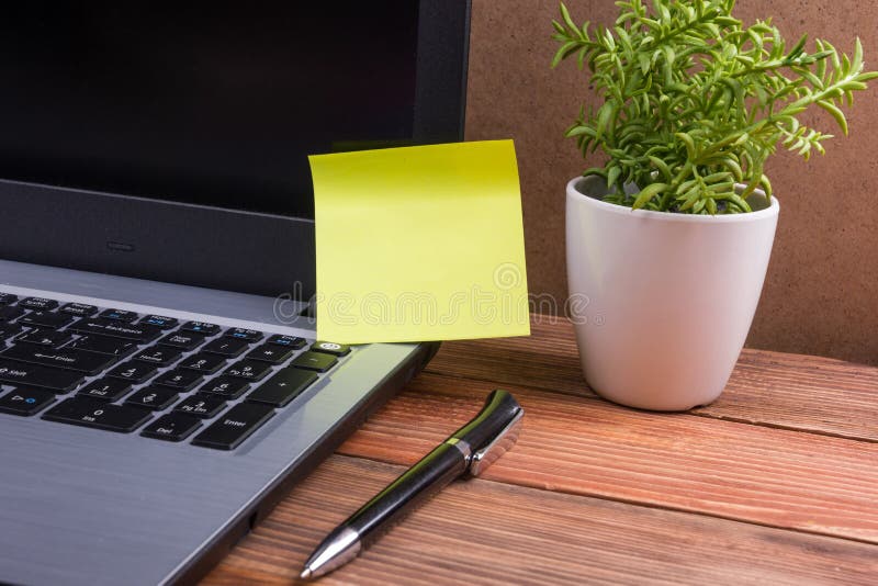 Gelbe leere Anmerkung für Anzeige auf Computer-PC-Schirm, Schreibtischtabelle mit suplies hölzernem Schmutz-Weinlesehintergrund stockfoto Gelbe leere Anmerkung für Anzeige auf Computer-PC-Schirm, Schreibtischtabelle mit suplies hölzernem Schmutz-Weinlesehintergrund stockfoto