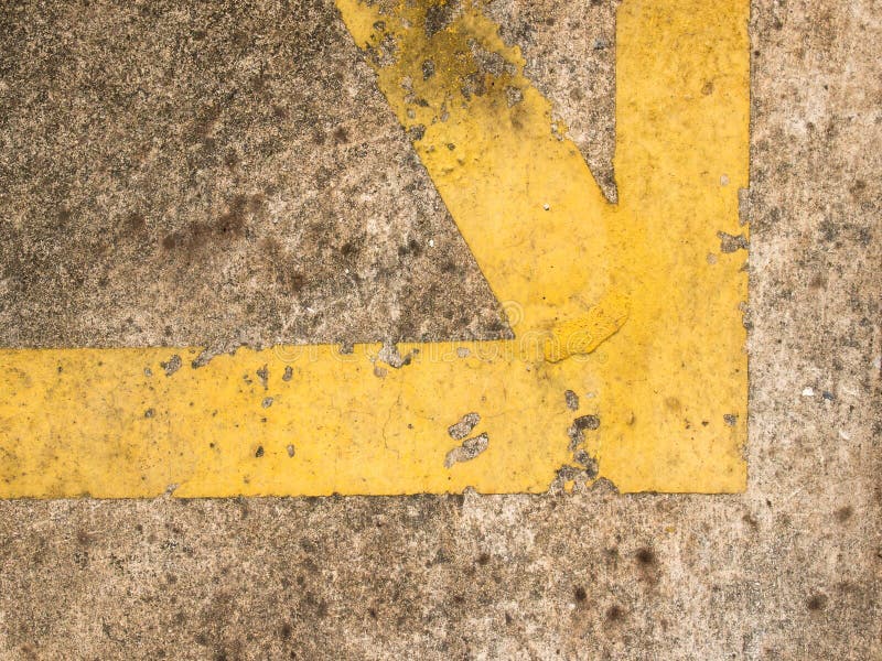 Gelbe Linie Kreuz des Schmutzes als Ecke auf beflecktem konkretem backgroun