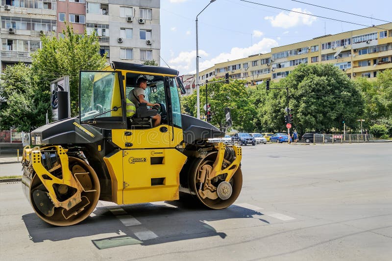 Gelbe Rolle für Asphaltabdämmenverschiebung auf der Stadtstraße zum neuen constraction Standort Eine moderne Maschine f?r Asphalt stockfotografie Gelbe Rolle für Asphaltabdämmenverschiebung auf der Stadtstraße zum neuen constraction Standort Eine moderne Maschine f?r Asphalt stockfotografie