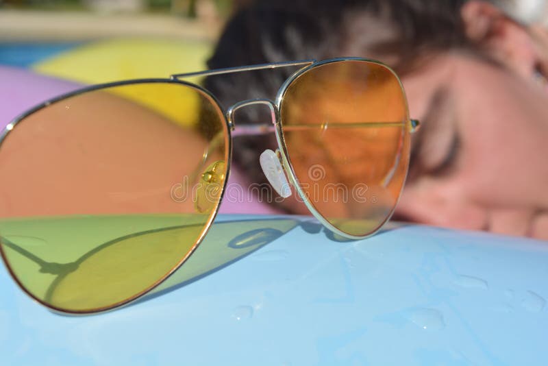 Gelbe Sonnenbrille und offenes Porträt der tausendjährigen Frau lizenzfreie stockfotos Gelbe Sonnenbrille und offenes Porträt der tausendjährigen Frau lizenzfreie stockfotos