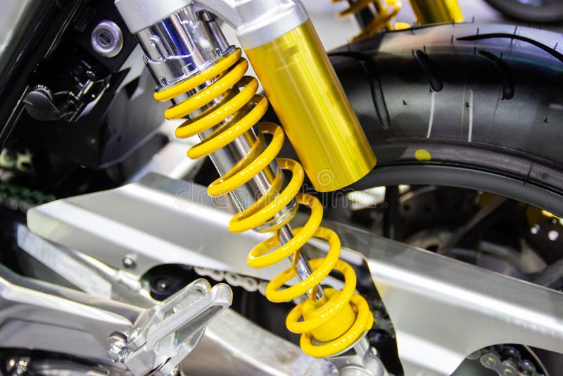 Gelbe Stoßdämpfer des Motorrades für absorbierende Rucke lizenzfreies stockfoto Gelbe Stoßdämpfer des Motorrades für absorbierende Rucke lizenzfreies stockfoto