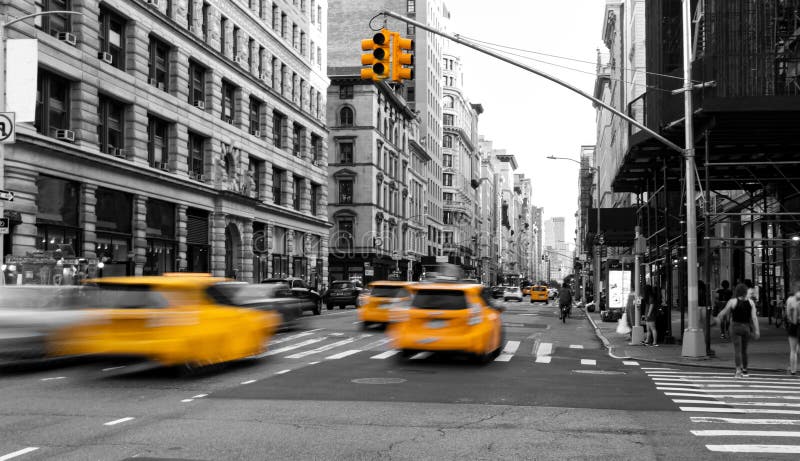 Gelbe Taxis fahren die Straße isoliert auf schwarz-weiß Blick auf New York City