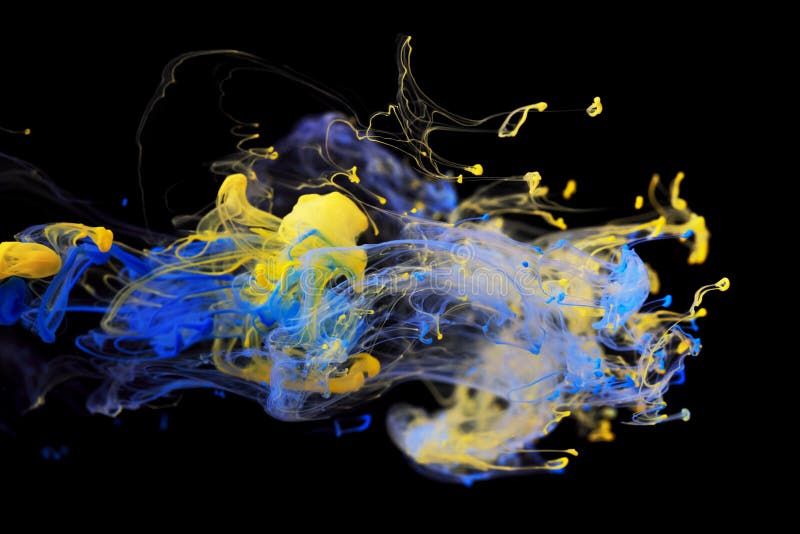 Gelbe und blaue Tinte im Wasser lizenzfreies stockbild Gelbe und blaue Tinte im Wasser lizenzfreies stockbild