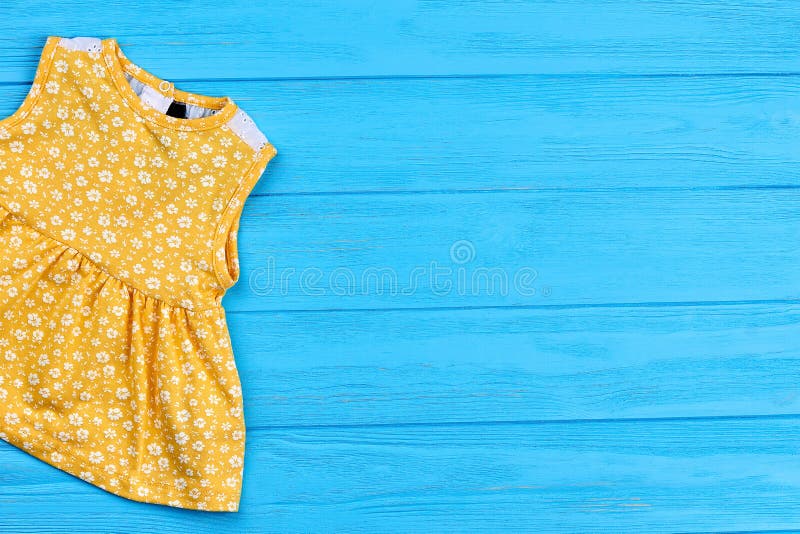 Gelbe Weinlese neugeborene sundress lizenzfreies stockfoto Gelbe Weinlese neugeborene sundress lizenzfreies stockfoto