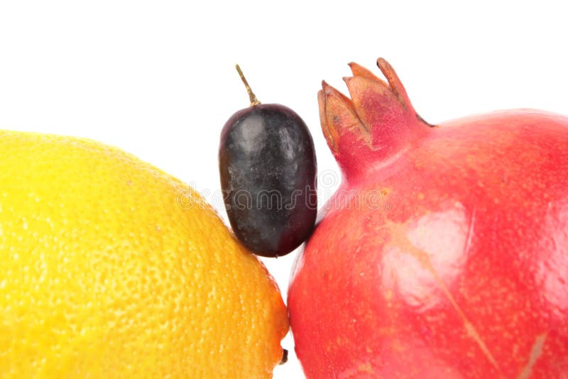 Gelbe Zitrone, roter Granatapfel und purpurrote Traubenbeere lokalisiert auf weißem Hintergrund Bestandteile für Salat stockfoto