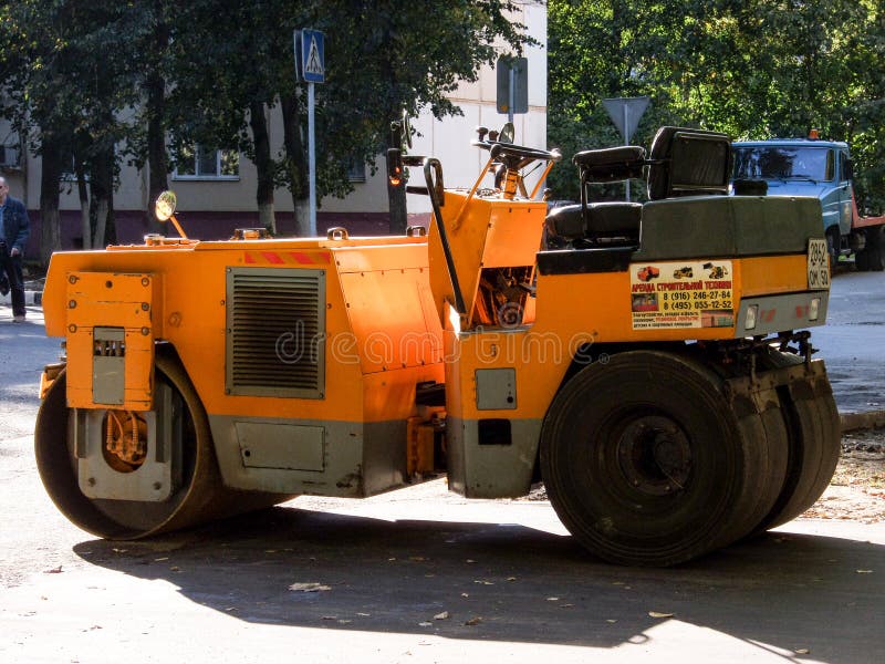Gelber Asphalt Compactor oder Bodenverdichter ist zu den Arbeiten zur Gebietsverbesserung bereit lizenzfreie stockfotos Gelber Asphalt Compactor oder Bodenverdichter ist zu den Arbeiten zur Gebietsverbesserung bereit lizenzfreie stockfotos