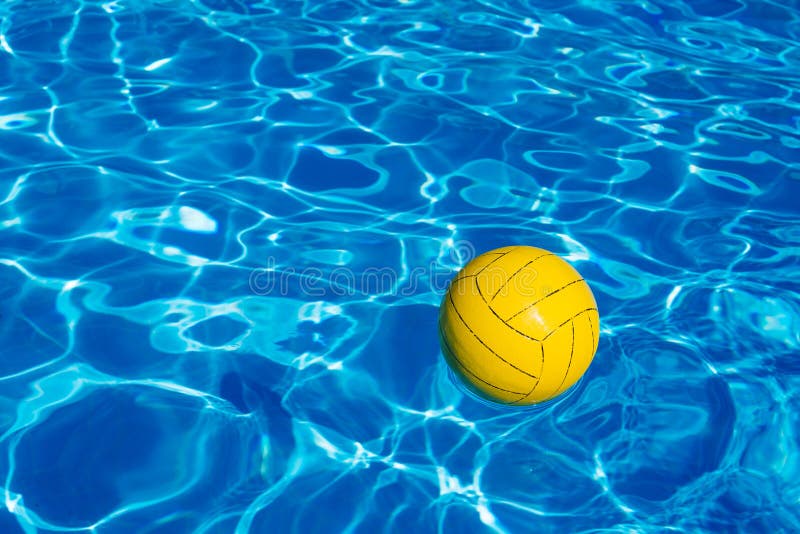 Gelber Ball im Pool stockbild. Bild von reise, tourismus - 72370011