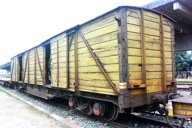 Gelber Eisenbahnfrachtwagen lizenzfreie stockfotografie Gelber Eisenbahnfrachtwagen lizenzfreie stockfotografie