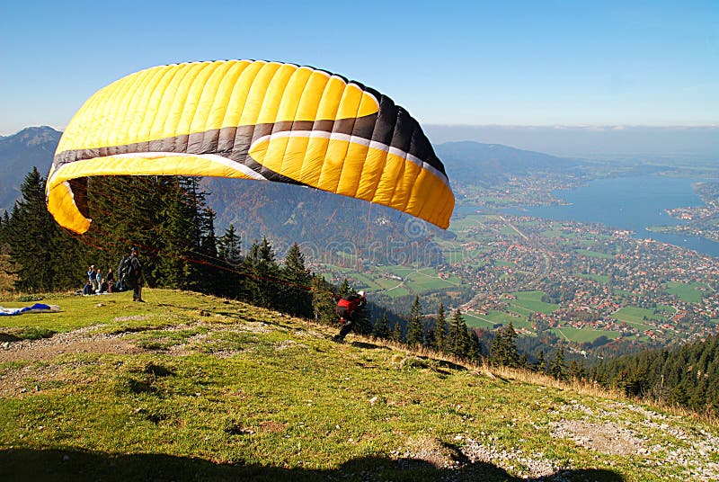 Gelber Gleitschirm lizenzfreies stockbild