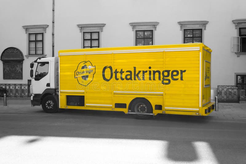 Gelber Ottakringer-Bierversandlieferwagen stockfotos Gelber Ottakringer-Bierversandlieferwagen stockfotos