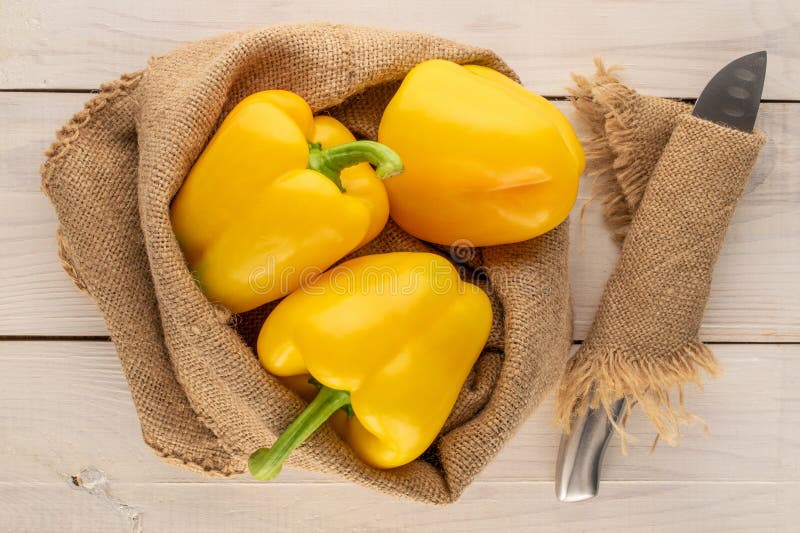 Gelber reifer Paprika auf weißem schwarzem Hintergrund und oberem Makro. lizenzfreies stockbild