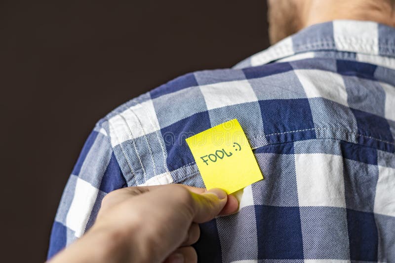 Gelber Tritt des Handklebers ich Aufkleber auf Personen zurück an aprill Dummkopftag b lizenzfreie stockbilder Gelber Tritt des Handklebers ich Aufkleber auf Personen zurück an aprill Dummkopftag b lizenzfreie stockbilder