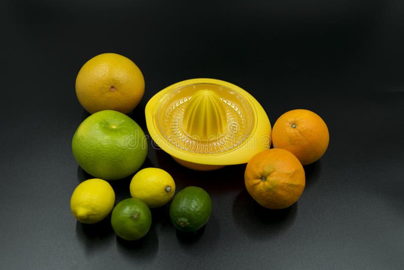 gelber Zitrussaft mit Orangen, Grapefruit, Limetten und Zitronen lizenzfreies stockfoto gelber Zitrussaft mit Orangen, Grapefruit, Limetten und Zitronen lizenzfreies stockfoto