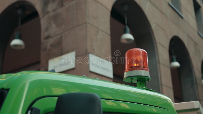 Gelbes Blinklicht Auf Dach Eines Grünen Autos. Signal Dreht Sich Um.  Nahaufnahme Stock Video - Video von notfall, authorität: 184782675