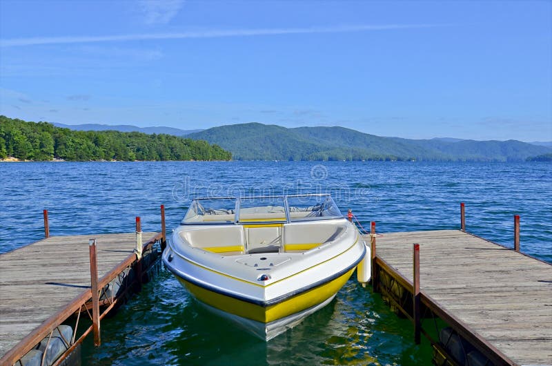Gelbes Boot am Dock auf einem See
