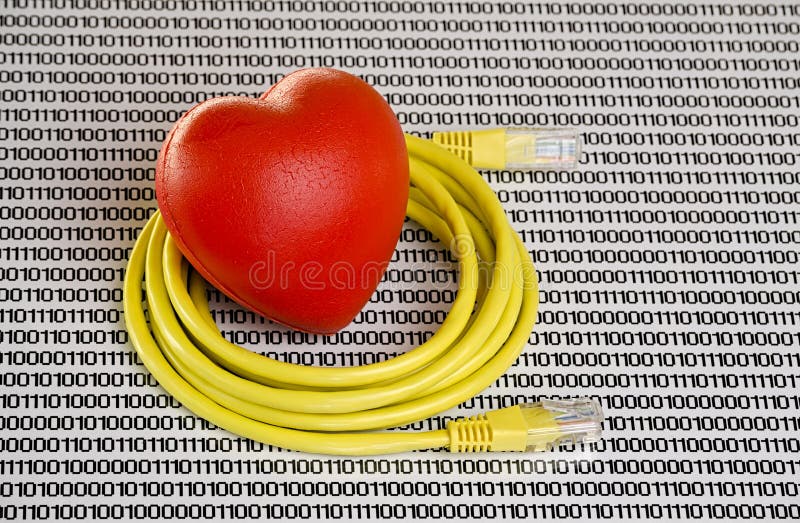 Gelbes Ethernet-Kabel und rotes Herz auf weißem Hintergrund mit Zahlen lizenzfreie stockbilder Gelbes Ethernet-Kabel und rotes Herz auf weißem Hintergrund mit Zahlen lizenzfreie stockbilder