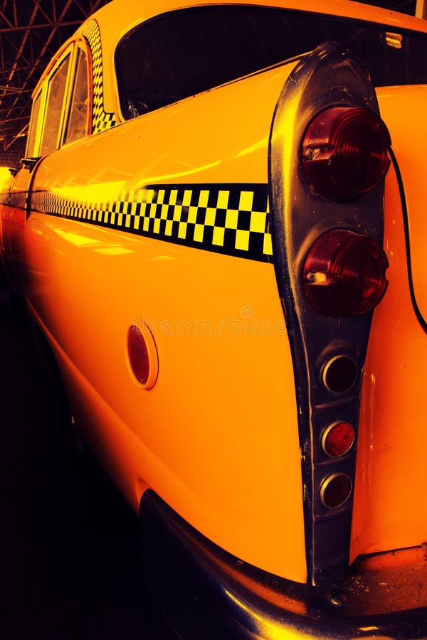Gelbes Fahrerhaus-Taxi, Farbdetail über das Rücklicht des Taxi-Kontrolleurs stockbild Gelbes Fahrerhaus-Taxi, Farbdetail über das Rücklicht des Taxi-Kontrolleurs stockbild