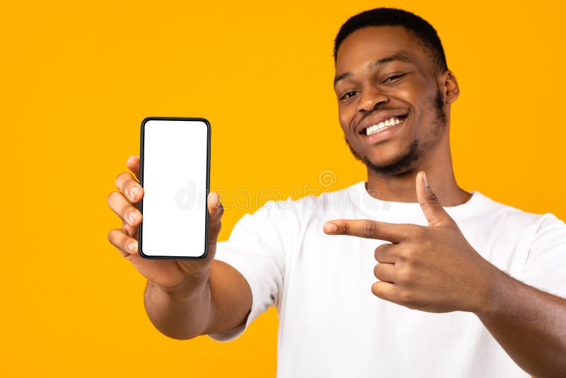 Gelbes Hintergrundmodell des Afroamerikanermannvertretungshandyschirmes stockbild