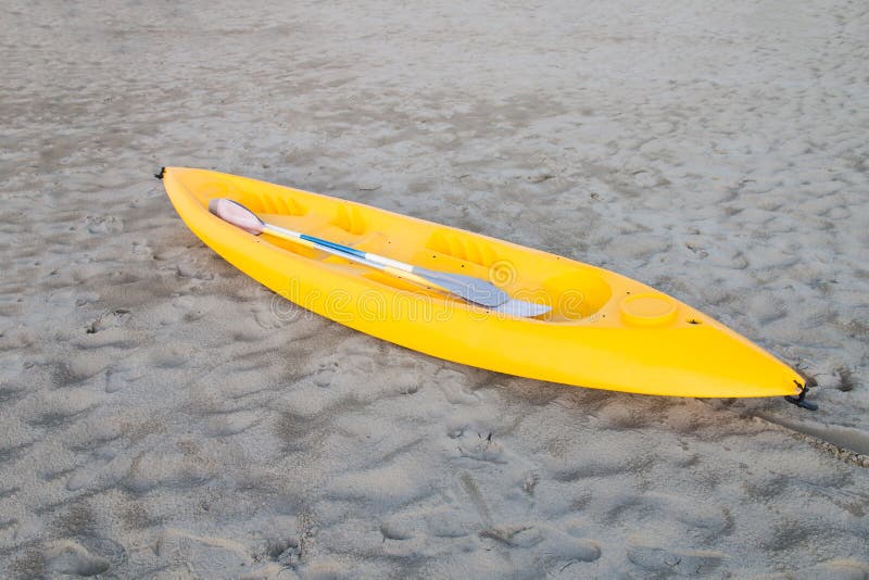 Gelbes Kanu auf einem hellen sandigen Strand stockfoto Gelbes Kanu auf einem hellen sandigen Strand stockfoto