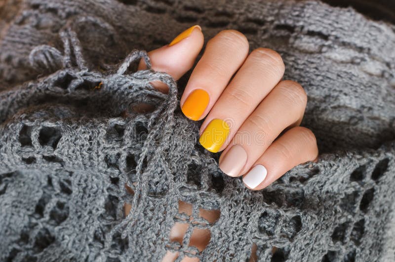 Gelbes Nageldesign Schöne weibliche Hand mit Maniküre mit verschiedenen Schatten des Gelbs stockbild Gelbes Nageldesign Schöne weibliche Hand mit Maniküre mit verschiedenen Schatten des Gelbs stockbild