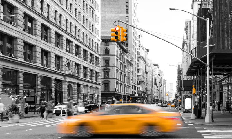 Gelbes Taxi fahren in schwarz-weißen Straßenszene auf der fünften Avenue mit geschäftigen Menschenmassen in Manhattan New York Cit