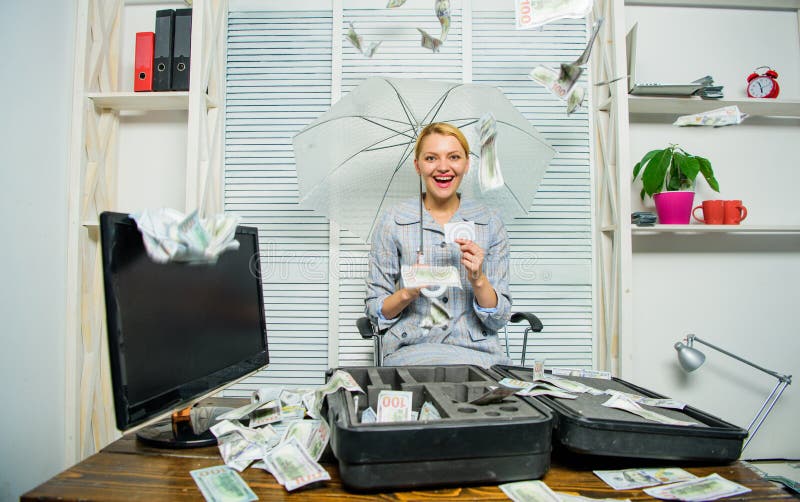 Geld die van plafond vallen Vrouwen bedrijfsdame of accountant onder paraplu Financiële success Accountant met stapel stock foto Geld die van plafond vallen Vrouwen bedrijfsdame of accountant onder paraplu Financiële success Accountant met stapel stock foto