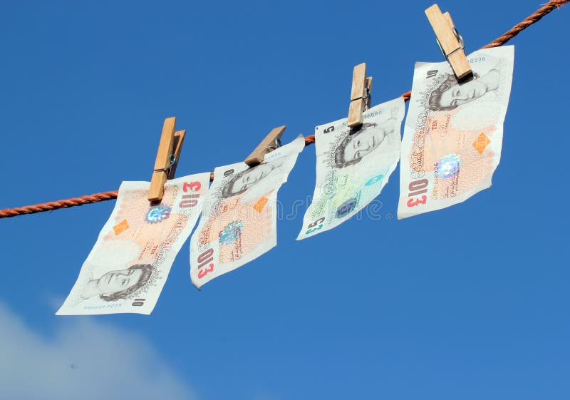 Geld het hangen op een waslijn, misschien witwassen van geld. royalty-vrije stock foto Geld het hangen op een waslijn, misschien witwassen van geld. royalty-vrije stock foto