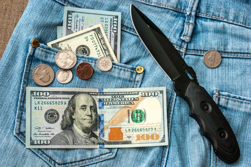 Geld, Messer auf Jeans